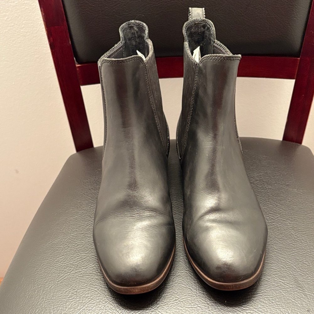UGG Black‎ Ankle Boots - Picture 2 of 6